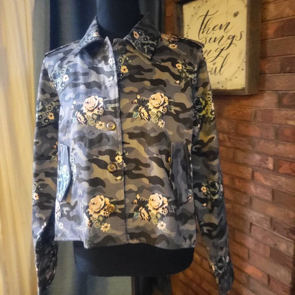NWOT Montana Co Floral/Camo in Greens/Cream Cropped Front Jacket - Size L